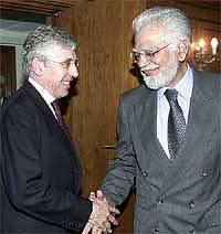 Pakistan's Foreign Minister Inamul Haq greets his British counterpart Jack Straw