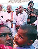 VHP chief Ashok Singhal meets with the families of those killed in the July 13 carnage