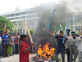 Pro-domicile policy supporters