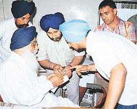 Doctors at the Sector 16 General Hospital inform Mr Parkash Singh Badal of the medical examination conducted on Mr Sucha Singh Langah