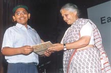 Teevrat Garg receives the award from Delhi Chief Minister