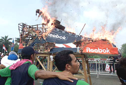 Indonesian workers shout slogans