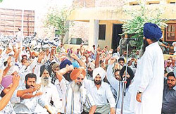 Members of the karamchari dal hold dharna at Amloh on Tuesday.