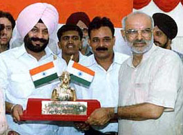 Anti-Terrorist Front, being presented with the Shaheed-e-Azam Bhagat Singh Award by Dr Sahib Singh Verma, Union Minister for Labour