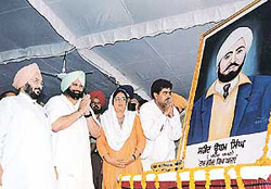 Chief Minister Amarinder Singh flanked by Mr Lal Singh, Finance Minister, and Mrs Rajinder Kaur Bhattal, Rural Development, Panchayats and Agriculture Minister, paying tributes to Shaheed Udham Singh 