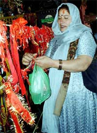 A woman pilgrim ties a knot