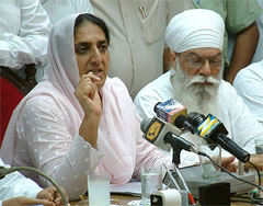 Ms Rajinder Kaur Bhattal, Minister Rural Development and Panchayats and Mr H.S.Hanspal, newly appointed chief of PPCC at a press conference