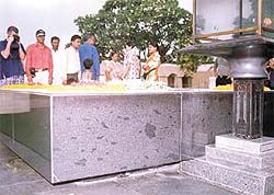 The crack in the marble slab at Raj Ghat.