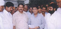 HYKSS president Naresh Yadav presents a memorandum to Union Agriculture Minister Ajit Singh on the problems of drought-hit people of south Haryana.