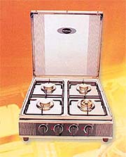 Heavy spills can be wiped off with a damp cloth when the burner is completely cold.
