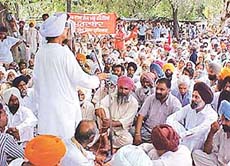 Tarsem Jodhan addresses protesters from various Left parties against the ‘anti-people’ policies being pursued by the government, in Ludhiana on Tuesday.