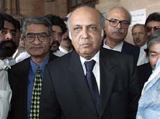Lawyers and supporters of Pakistan's former Prime Minister Benazir Bhutto