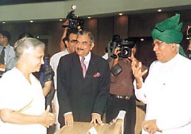 The Chief Minister of Haryana, Mr Om Prakash Chautala, and the Delhi Chief Minister, Mrs Sheila Dikshit, during an international conference on ‘Strategies for Energy Conservation in the New Millennium’ in the Capital