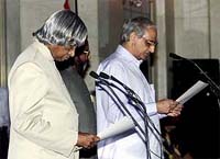 President A.P.J. Abdul Kalam administrates the oath of office to the newly appointed Cabinet Minister Vikram Verma