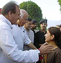 Film star Sunil Dutt with Chief Minister Farooq Abdullah talks to an unidentified Kashmiri girl