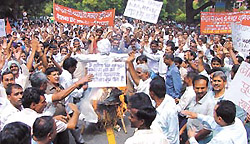 CPWD workers burning the effigy of Union Labour Minister Sahib Singh Verma