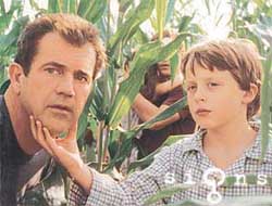Mel Gibson and Rory Culkin in Signs