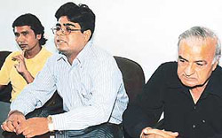 Mr Sharad Kamara, Managing Director, E-Campus ( centre ) addresses a press conference at Dara Studio, Phase-VI, SAS Nagar, on Tuesday. Zaki Hashmi (left) and Col V.K.Malik are also seen in the picture.