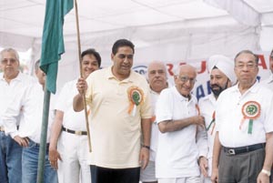 National Sports Club of India president Subhash Chopra flagging off the NSCI Rajiv Gandhi Marathon Run