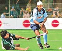 Pakistans Rehan Butt (L) tries to stop Prabhjot Singh of India during the third place match of the Champions Trophy in Cologne on Sunday. 