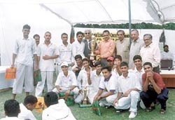 Former Test player Yashpal Sharma presenting the Ramjas Cricket Trophy