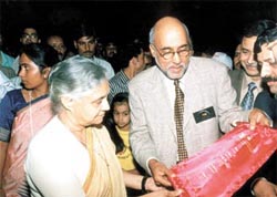 Delhi Chief Minister Sheila Dikshit with Mr Shekhar Bajaj at the launch of the energy-saving streetlights