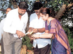 Cricketer of the Century Kapil Dev lights the lamp at the photo exhibition mounted by ace sports photo journalist Kamal Sharma