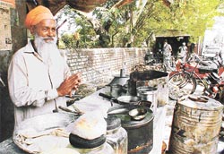 Ujjagar Singh selling ‘paranthas’ at a dhabha outside Gate No. 3 of the PAU