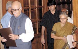 Delhi Chief Minister Sheila Dikshit with Deputy Prime Minister L. K. Advani