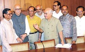 Deputy Prime Minister L. K. Advani with Delhi BJP chief Madan Lal Khurana and other leaders after the latter called on him to discuss the statehood issue