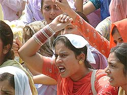 A newly married student of ETT protests against the Punjab Police