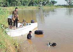 Divers of the Nahan-based First Para Commandos dive in the Sukhna Lake