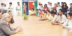 The UT Administrator, Lieut-Gen J.F.R. Jacob (retd), discusses about the proposed war memorial with students 