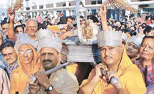 Devotees carry Lord Mahaviras idol in a palki