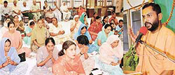 Swami Sureshwaranand Ji Maharaj gives a discourse on Bhagvad Mahapuran