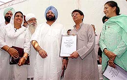 Union Food and Agriculture Minister Ajit Singh receives a memorandum from Punjab Chief Minister Amarinder Singh