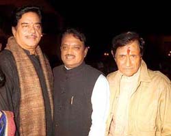 Union Health Minister Shatrughan Sinha and Maharashtra Chief Minister Vilas Rao Deshmukh pose for a photograph