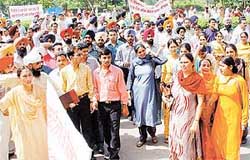 Members of the ‘Nav-Niyukt Mulazam Tal-Mel Committee , Punjab, organise a rally