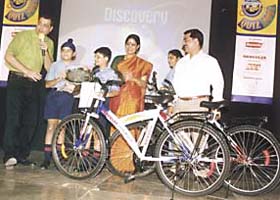 Quizmaster Derek OBrien and Bharatanatyam danseuse Geeta Chandran at the Discovery Channel Quiz prize ceremony