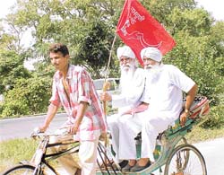 Riding a rickshaw to stop the train? Activists of the Jamhoori Kisan Union reach the venue of protest