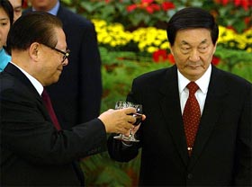 Chinese President Jiang Zemin (L) toasts Premier Zhu Rongji 