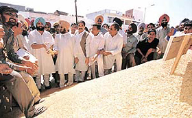 Chief Minister Amarinder Singh launches procurement operations of paddy at Khanna Mandi on Tuesday.