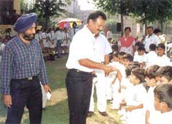 Former Test player Madan Lal meeting kiddie cricketers of DPS, R K Puram