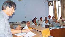 Mr D.V. Bhatia, Honorary General Secretary, IIPA, addresses a regional conference in Panjab University