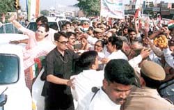 Congress President Sonia Gandhi greeting supporters at Ballabgarh on her way to Mathura