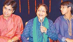 Noted kathak dancer Urmila Nagar flanked by her sons Vishal and Ujwal at a press conference in Pracheen Kala Kendra