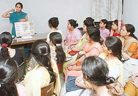 Sushma Noheria conducting an ante-natal class