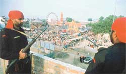 Police commandos keep an eye on Dasehra ground, Daresi