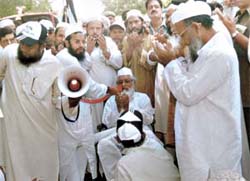 Volunteers of the Jamiat Ulama-i-Hind courting arrest on the last day of their agitation