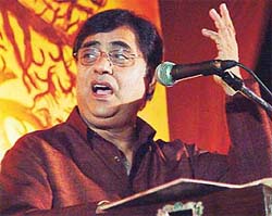 Noted ghazal singer Jagjit Singh performs at the Leisure Valley in Sector 10 of Chandigarh